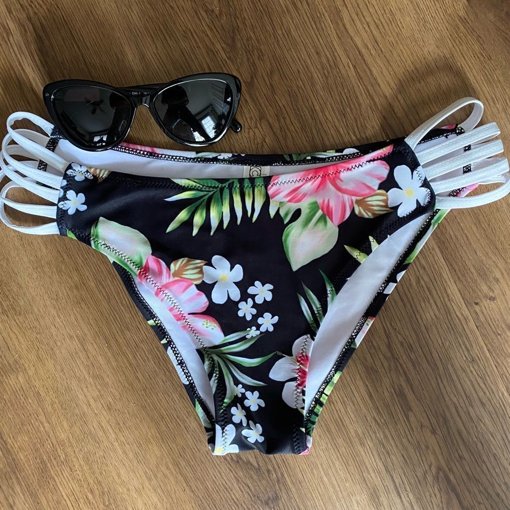 Cupshe Strappy Bikini Bottom - Tropical Floral | Size M | EUC